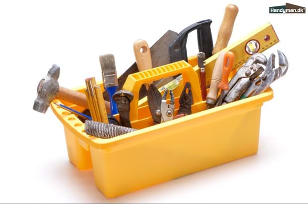 Gul værktøjskasse fyldt med hammer, vatterpas, sav, pensler, tommestok og meget andet værktøj.